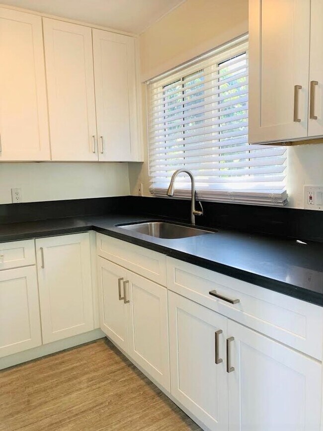 Building Photo - 1287 Queen Anne Pl