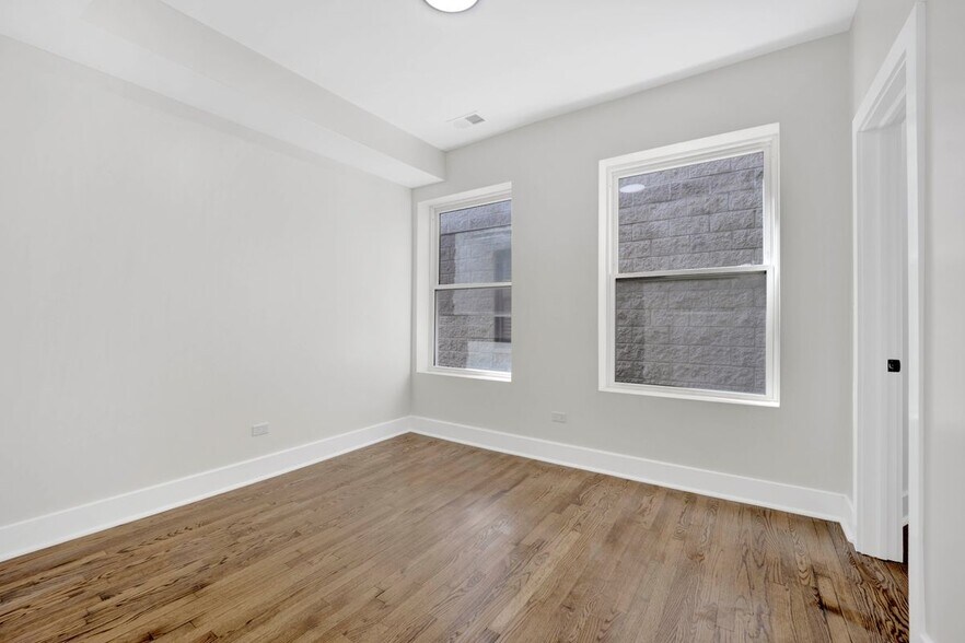 Building Photo - 4927 S Prairie Ave