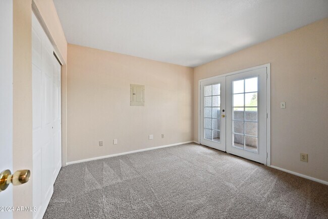 Building Photo - 3141 E Cypress St