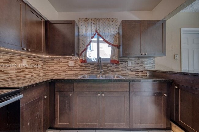 Building Photo - 12220 NE Miami Pl