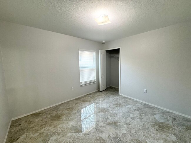 Building Photo - 4 Bedroom 2 Bath - Gated Community - Move ...