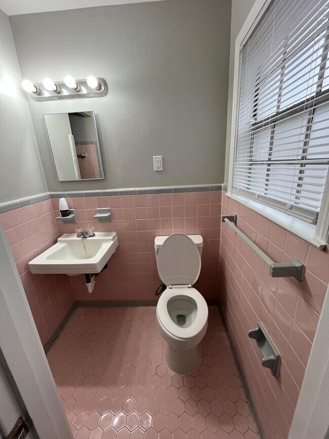 Building Photo - Picturesque Home Worth Checking Out