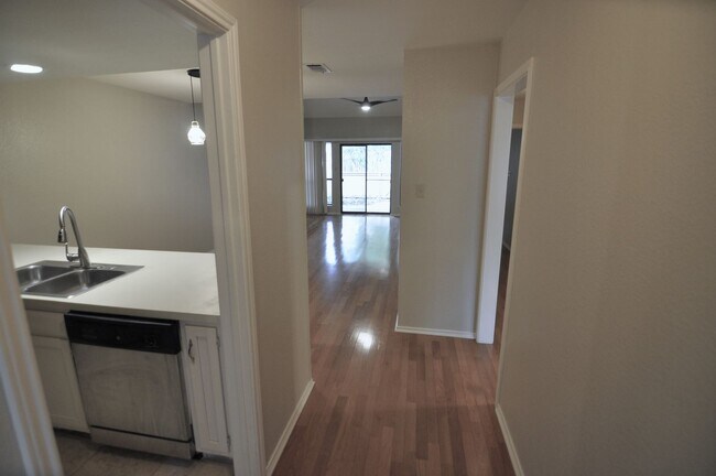 Building Photo - Amazing Hill Country Condo!