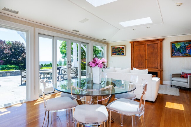 Building Photo - 3 Barclay Sq