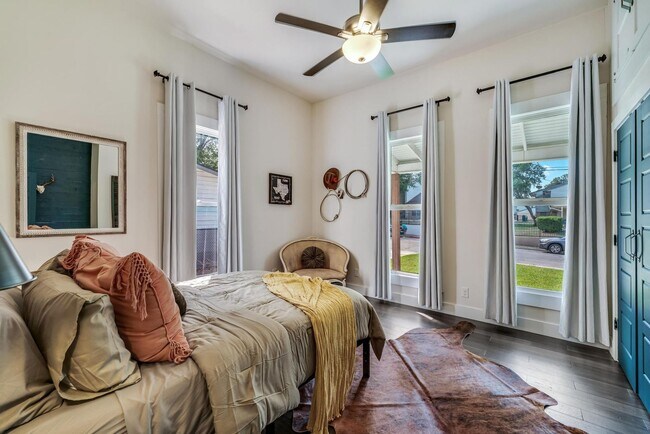 Building Photo - Fully Furnished Sleeps 8 with 3 Full Bedrooms and 3 full baths  Parking behind the secured gate
