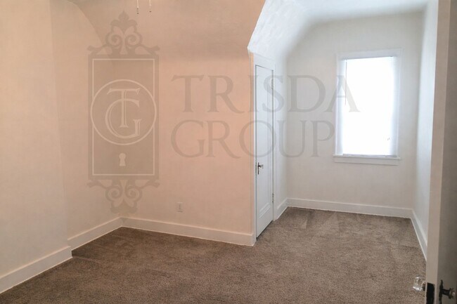 Building Photo - Avail Avail Aug 1st: A GEM in Dormont!  Spacious 3BR Twin Home, Parking, Charm, Walkability, Outd...