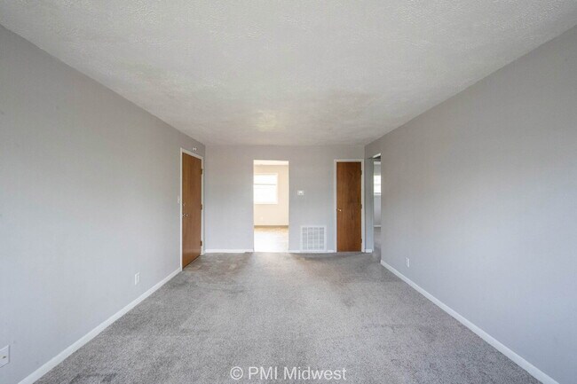 Building Photo - "Charming 2-Bedroom Retreat in the Heart of Shelbyville – Perfectly Cozy at 800 Sq Ft!"