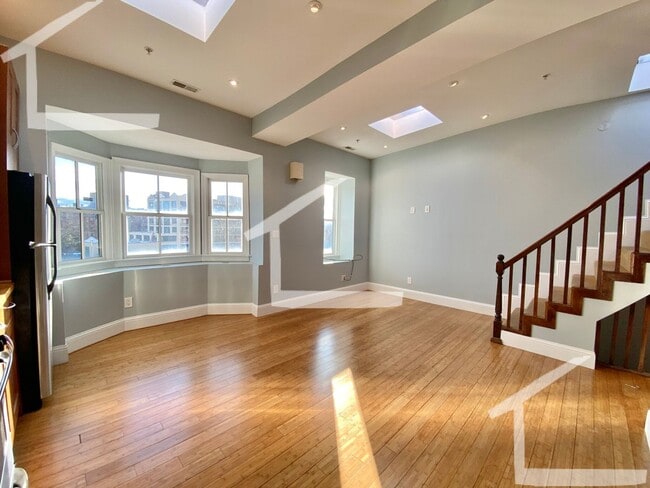 Building Photo - TOP FLOOR 2 BED 2 FLOORS + Private Rooftop Deck!!! Available 9/1/26