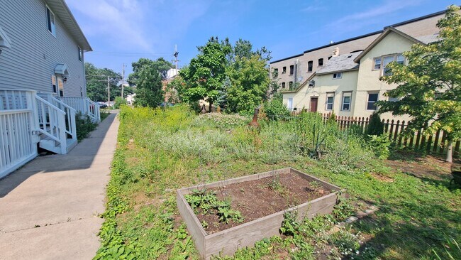 Building Photo - 1512