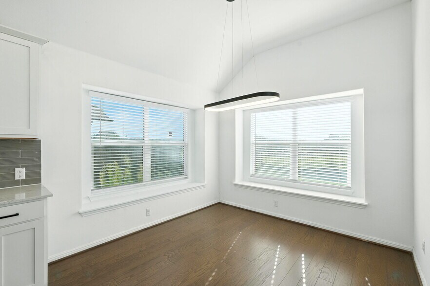 Building Photo - 1544 Devine Lake Bnd