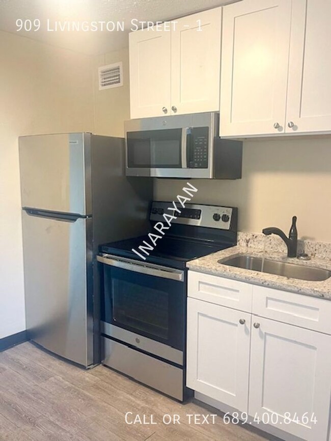 Building Photo - Newly Remodeled 2/1 apartment AVAILABLE NOW