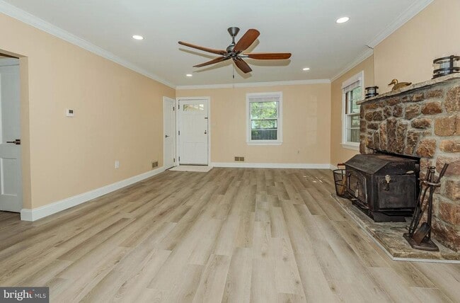 Building Photo - 242 Beachwood Rd