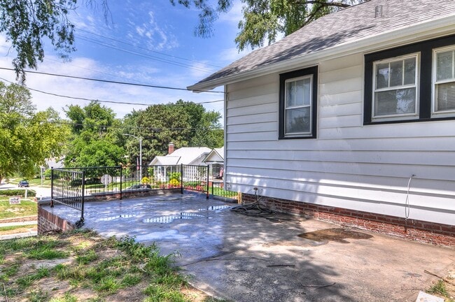 Building Photo - 4 bed in Aksarben