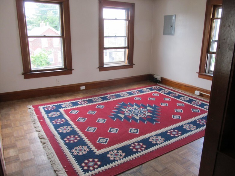large front bedroom - 132 N Winooski Ave