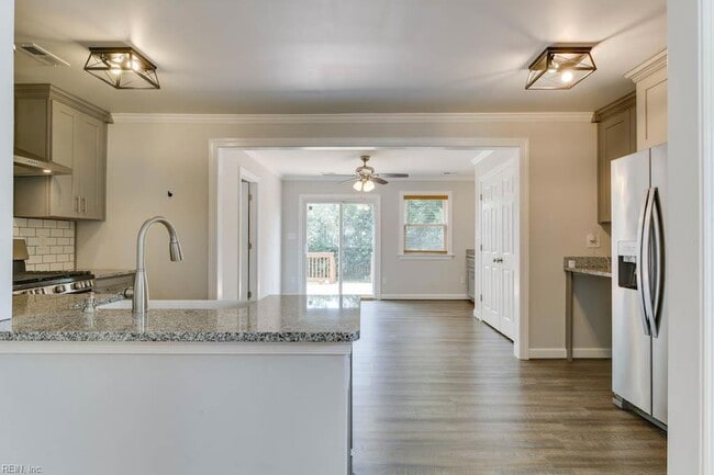 Building Photo - 1405 Baychester Ave