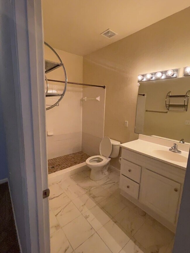 Building Photo - Beautiful 2 bedroom 2.5 bathroom townhome