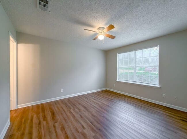 Building Photo - LOVELY SE 3/2 w/ New Paint, Fireplace, Fenced Yard, Vaulted Ceilings, Washer/Dryer, & No Carpet! ...