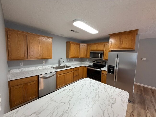 Building Photo - Large 2 Bedroom with Fenced Yard!