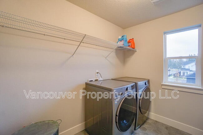 Building Photo - 11025 NE 137th Ave