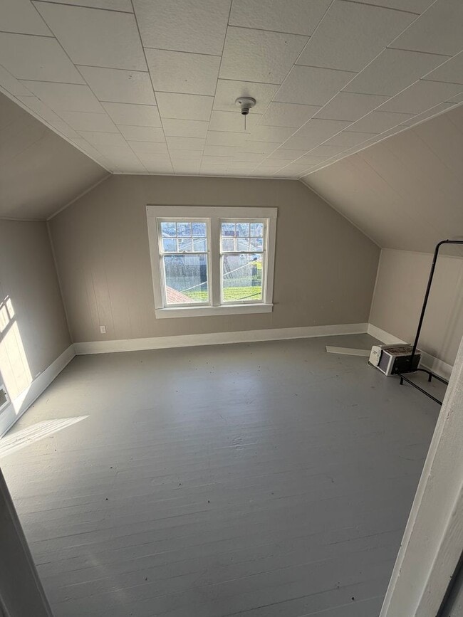 Building Photo - Charming home in a great neighborhood