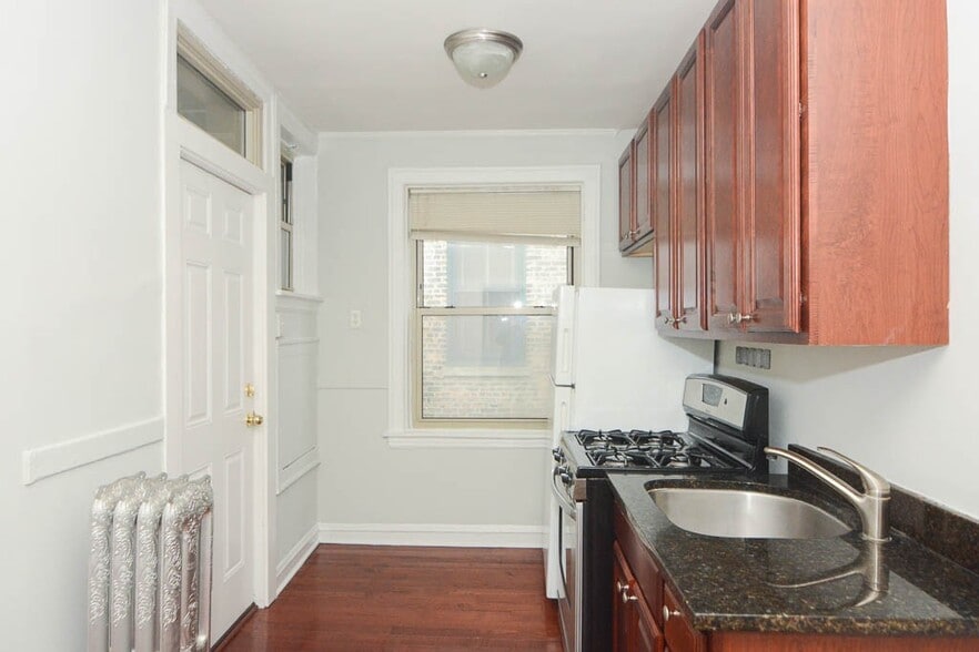 Building Photo - 549.5 W Surf St