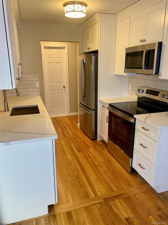 Building Photo - 8 N James St