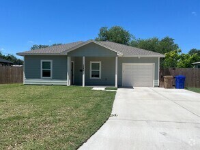 Building Photo - NEWER BUILD IN PA CLIFFS!!
