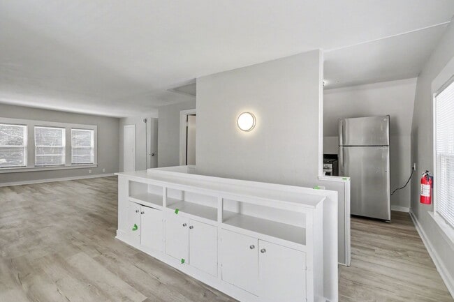 Building Photo - Fully Renovated 1 Bedroom in Historic Sloan Neighborhood $1099