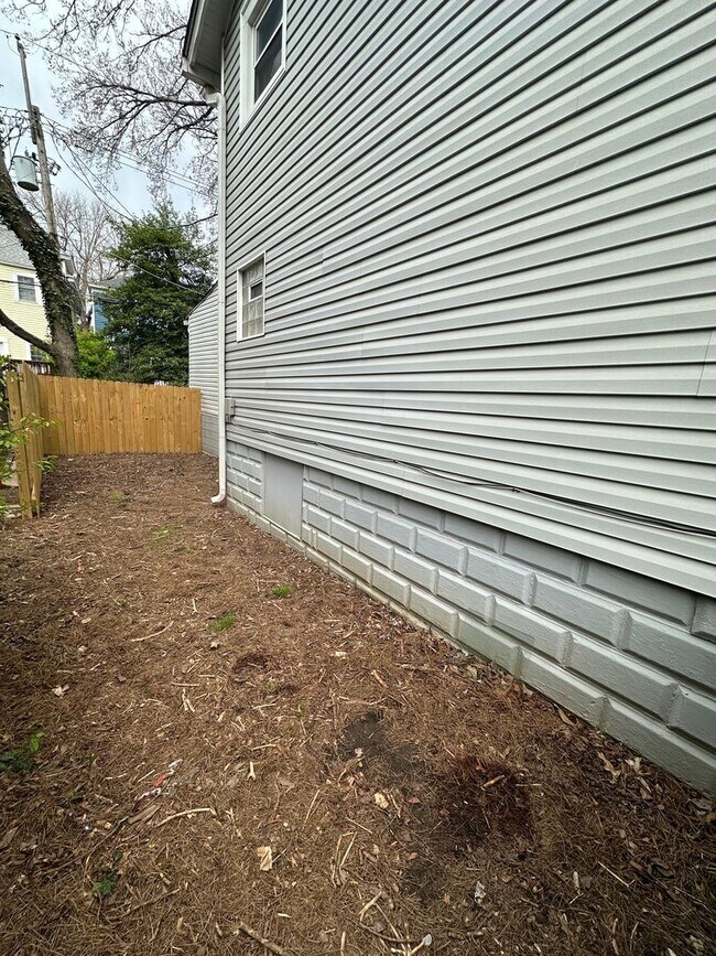 Building Photo - 1841-1843 Edgeland Ave