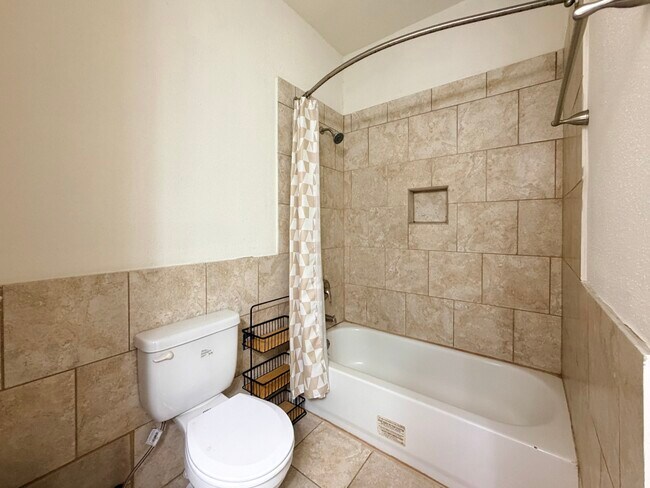 Building Photo - 2255 Braeswood Park Dr