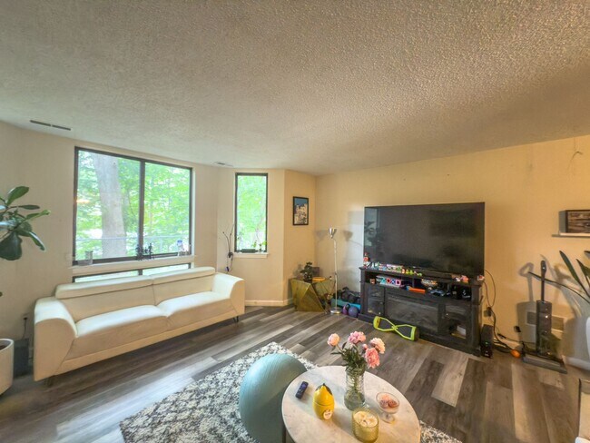 Building Photo - Comfortable, Modern & Full of Natural Ligh...