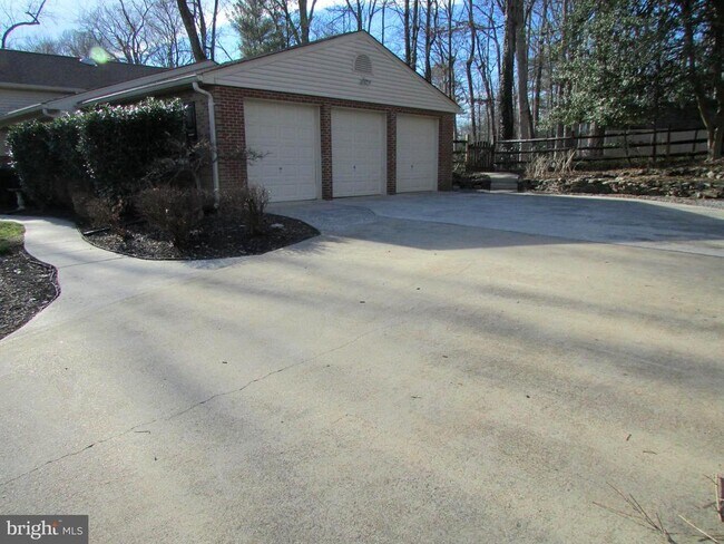 Building Photo - 11348 Vale Rd