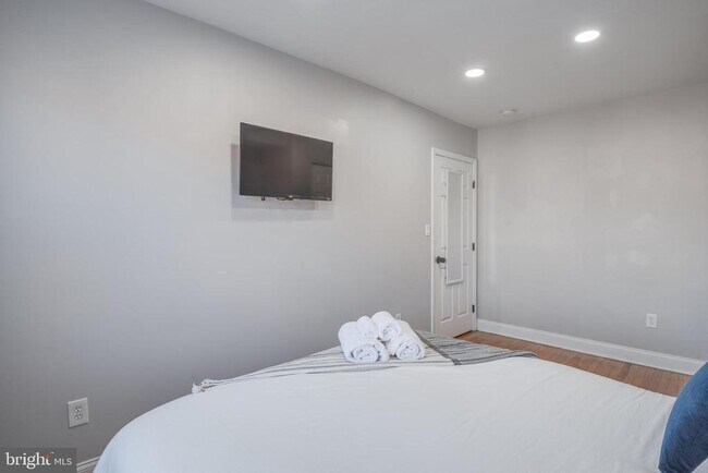 Building Photo - 1255 Raum St NE