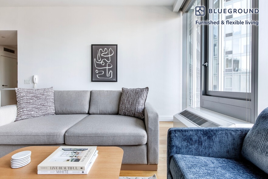 Building Photo - 550 W 54th St