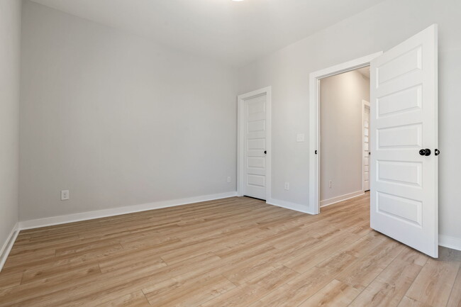 Upstairs Private Bedroom & Bathroom - 4618 Everlee Pky