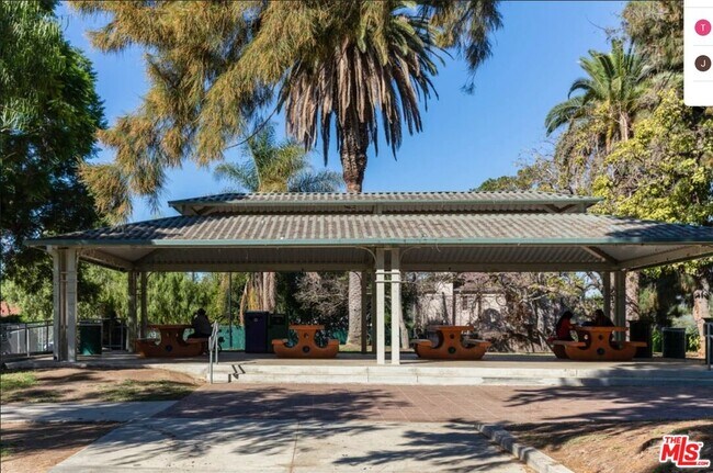 Building Photo - 4832 Rosewood Ave