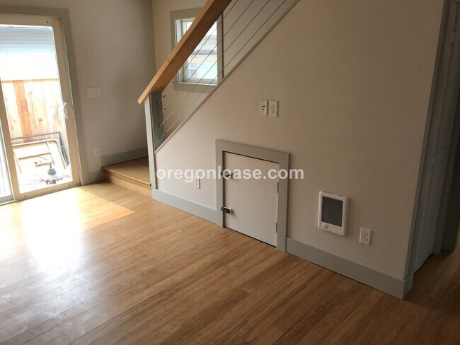 Building Photo - 3 Bedroom 2 bath home Whiteaker home near parks