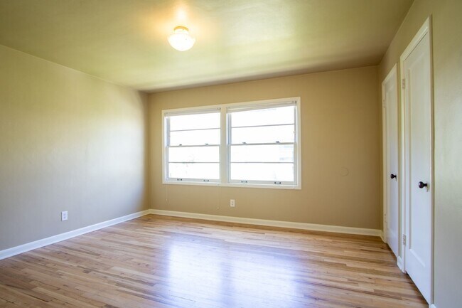 Building Photo - In the Heart of NW-Mid-Century 2Bdr Lives ...