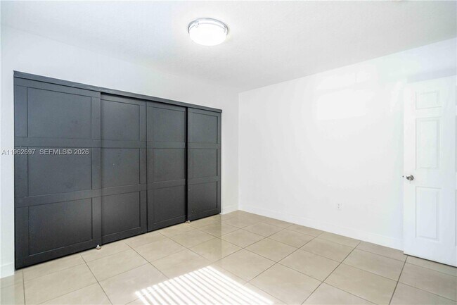 Building Photo - 1940 Biarritz Dr