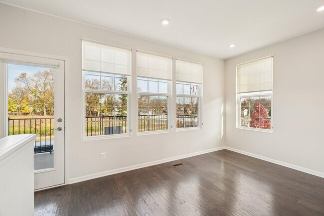 Building Photo - 202 N Sydney Ct