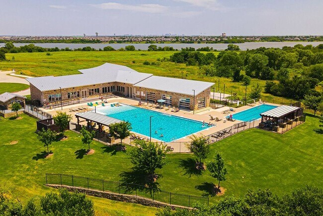 Building Photo - Luxury Home on the Lake - Resort Style Liv...
