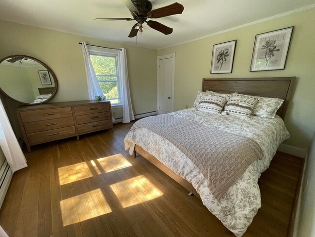 Building Photo - Exceptional 4-Bedroom Home for Rent in Dal...