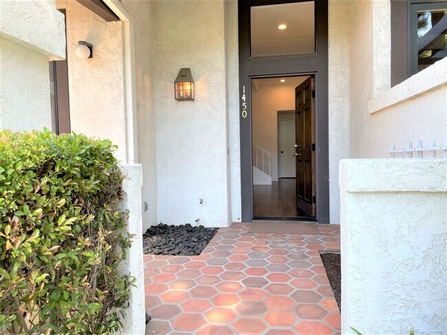 Building Photo - 1450 Palisades Dr