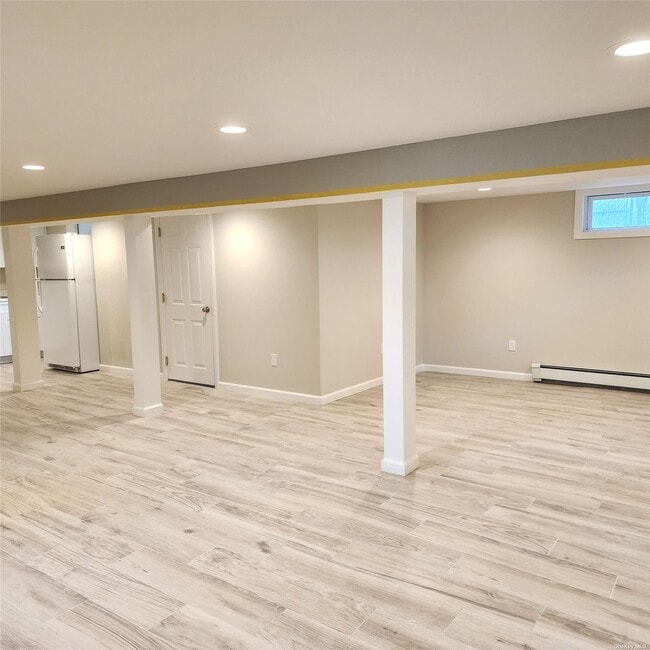 Building Photo - 384 Soundview Dr