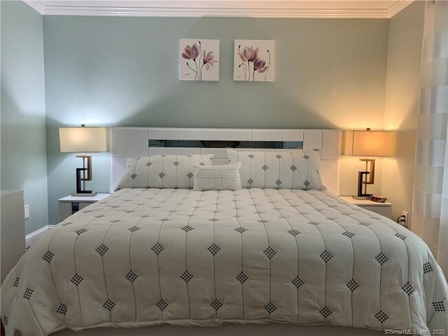 Building Photo - 3 Oakwood Dr