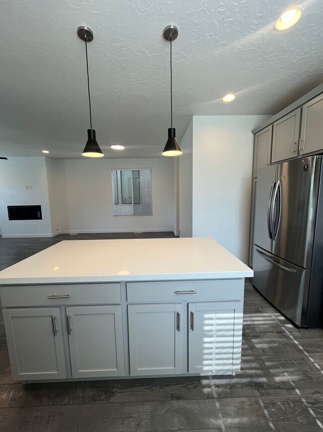 Building Photo - Spacious 3 Bed 2.5 Bath Home Available Jun...