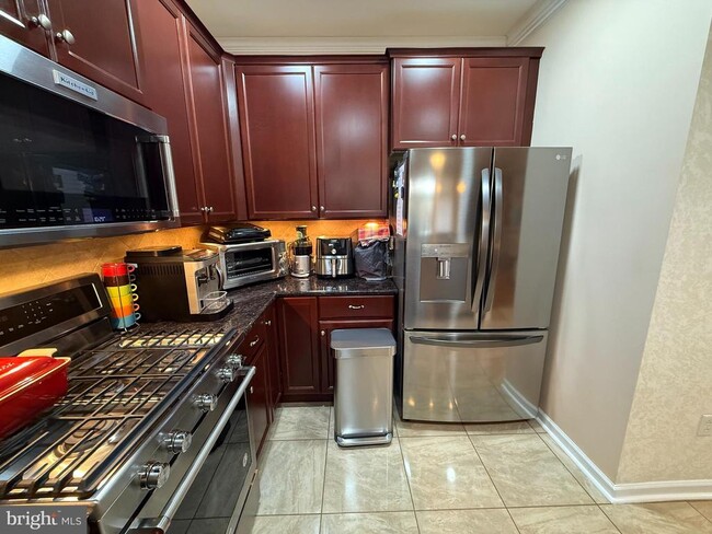 Building Photo - 266 Carson Terrace