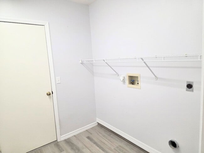 Building Photo - 3 bedroom, 2 bath, 2 car garage on a large lot!