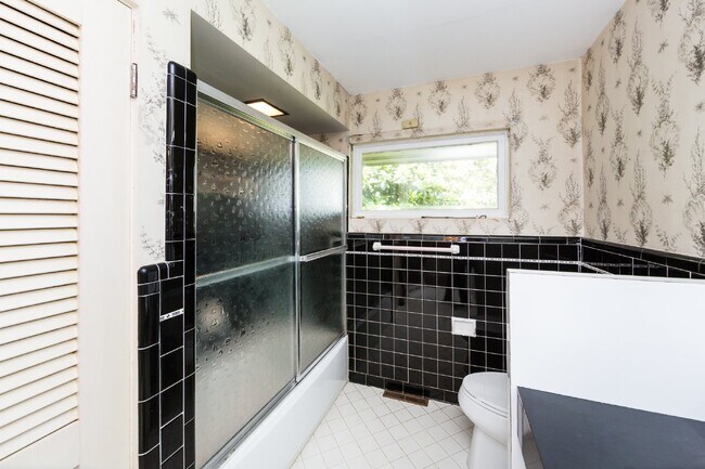 Building Photo - "Charming 3-Bedroom Oasis with 2 Full Baths – Spacious 2,295 Sq Ft Home in Charlotte's Heart!"