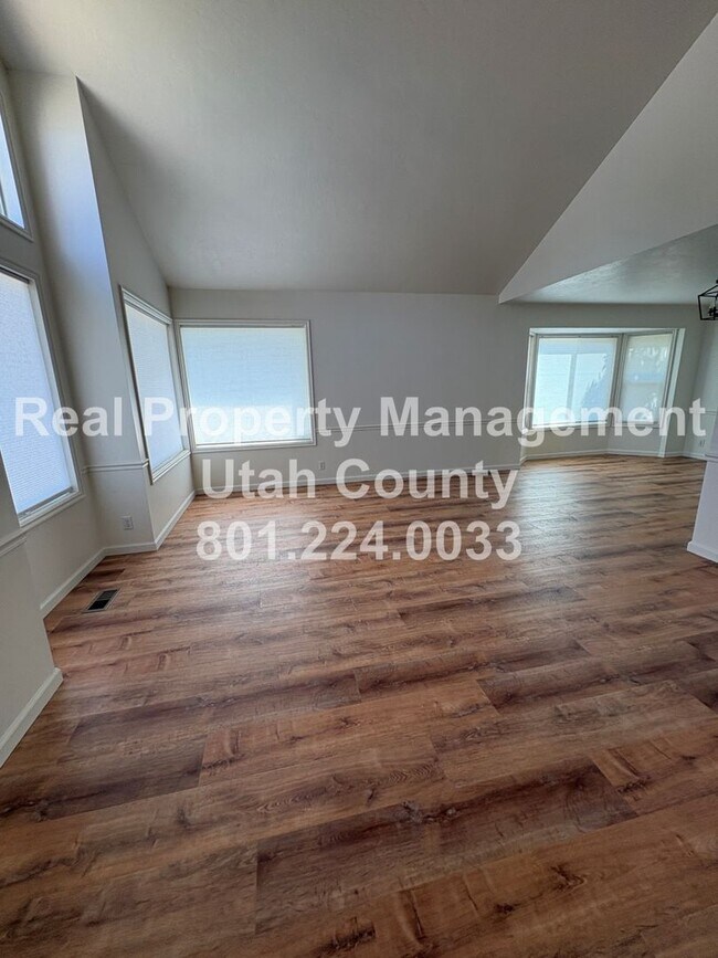 Building Photo - Large and Spacious 4 Bedroom Home!